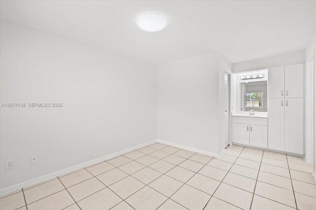 For Rent: $2,200 (2 beds, 1 baths, 884 Square Feet)