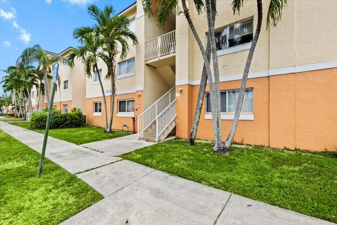 For Rent: $2,200 (2 beds, 1 baths, 884 Square Feet)