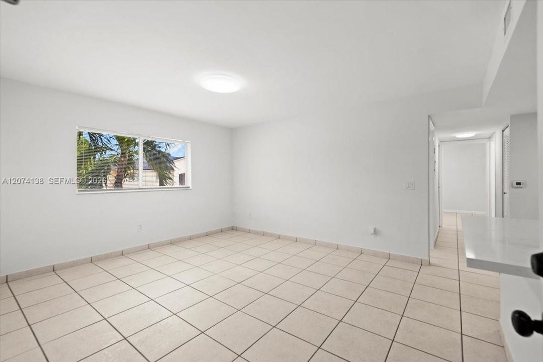 For Rent: $2,200 (2 beds, 1 baths, 884 Square Feet)
