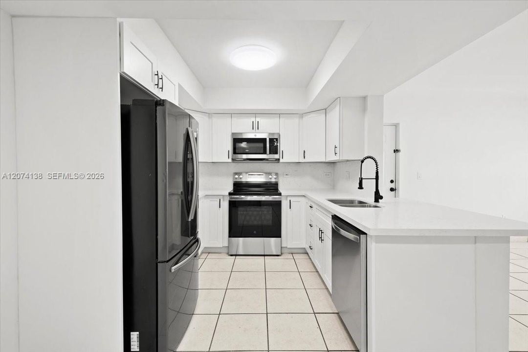 For Rent: $2,200 (2 beds, 1 baths, 884 Square Feet)