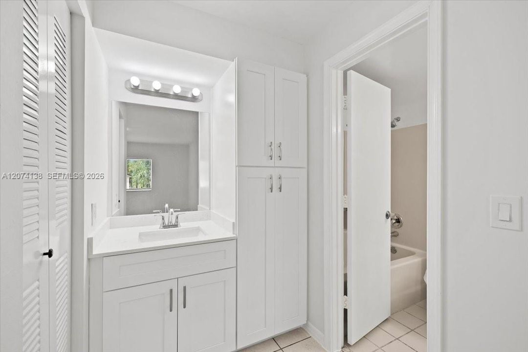 For Rent: $2,200 (2 beds, 1 baths, 884 Square Feet)