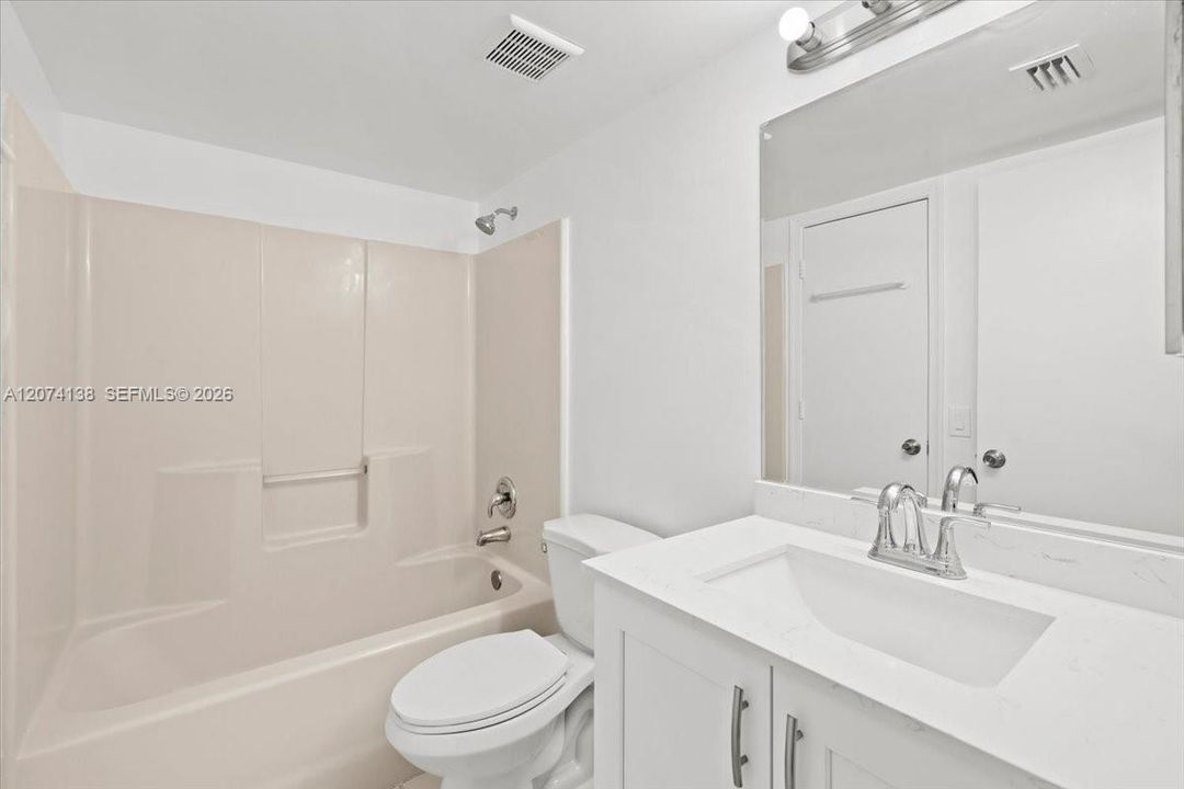 For Rent: $2,200 (2 beds, 1 baths, 884 Square Feet)