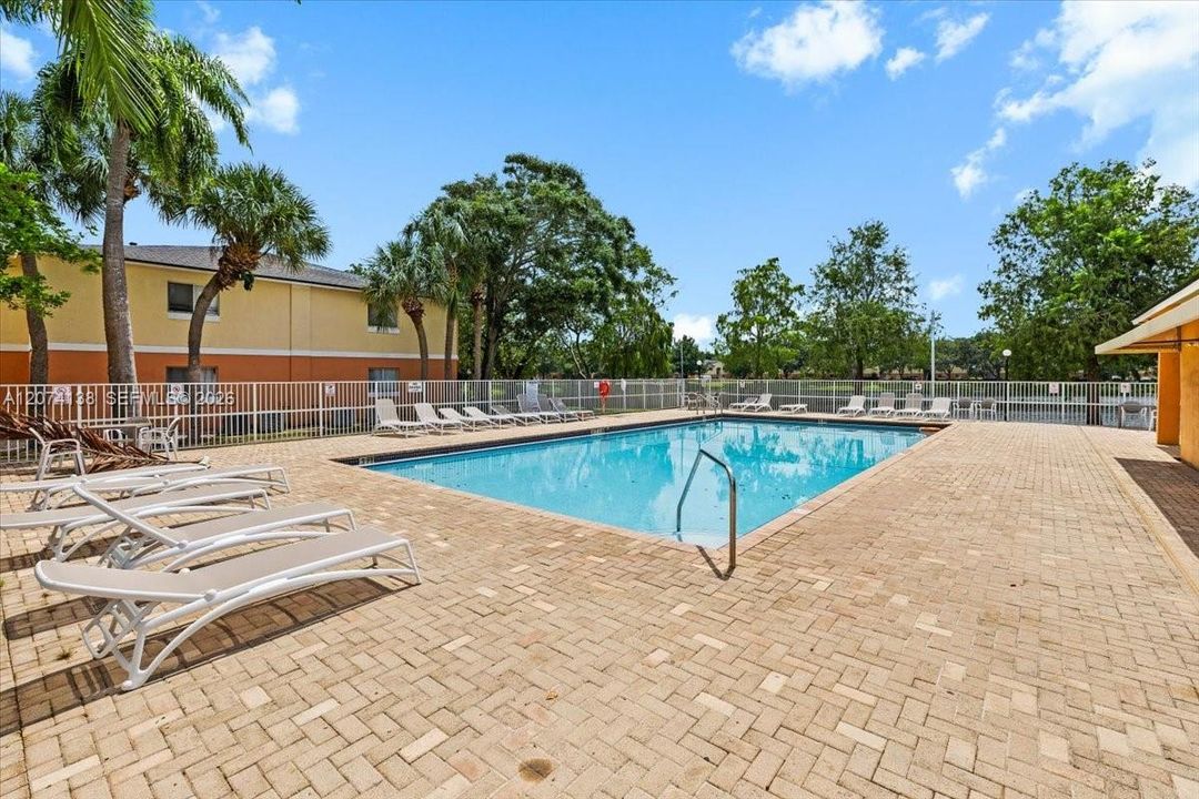 For Rent: $2,200 (2 beds, 1 baths, 884 Square Feet)