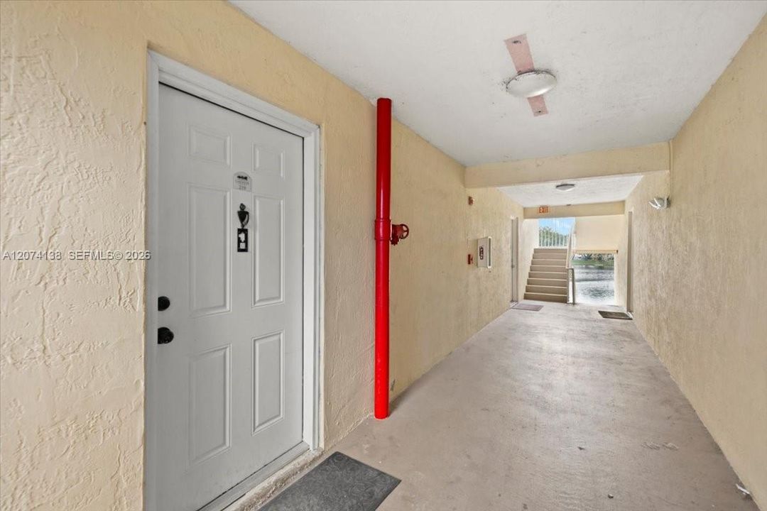 For Rent: $2,200 (2 beds, 1 baths, 884 Square Feet)