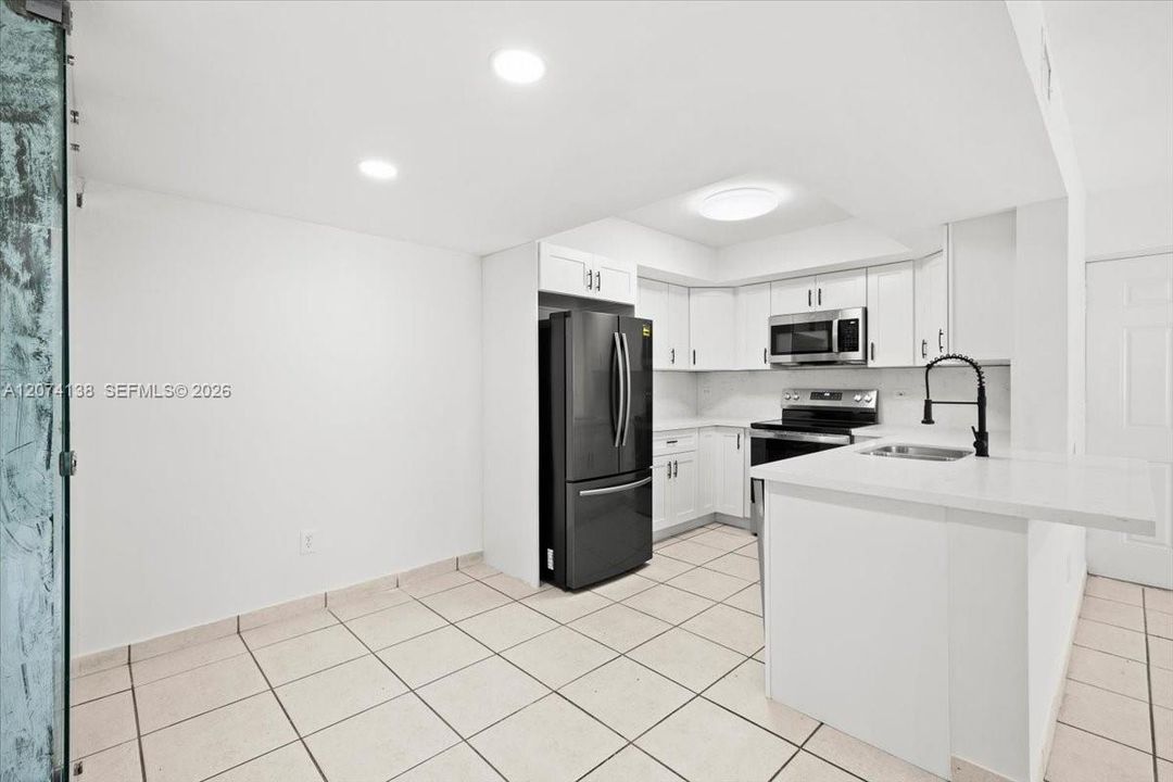 For Rent: $2,200 (2 beds, 1 baths, 884 Square Feet)