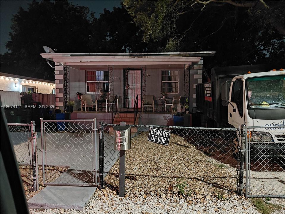 For Sale: $350,000 (3 beds, 1 baths, 985 Square Feet)