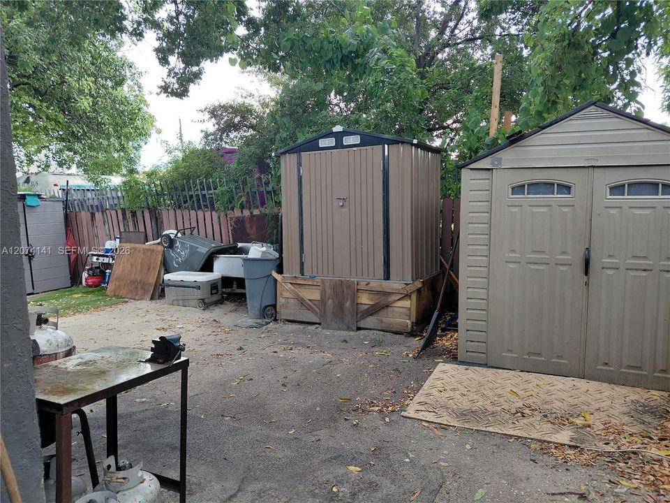 For Sale: $350,000 (3 beds, 1 baths, 985 Square Feet)