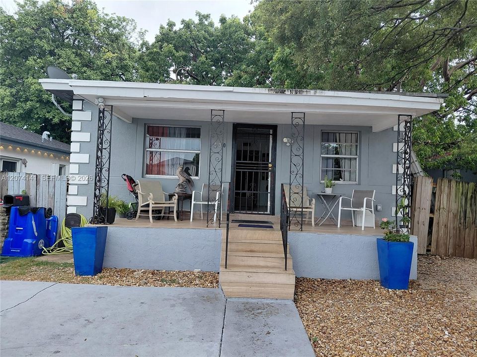For Sale: $350,000 (3 beds, 1 baths, 985 Square Feet)