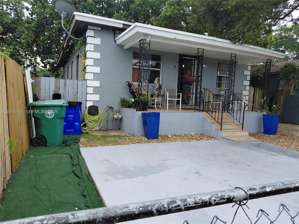 For Sale: $350,000 (3 beds, 1 baths, 985 Square Feet)