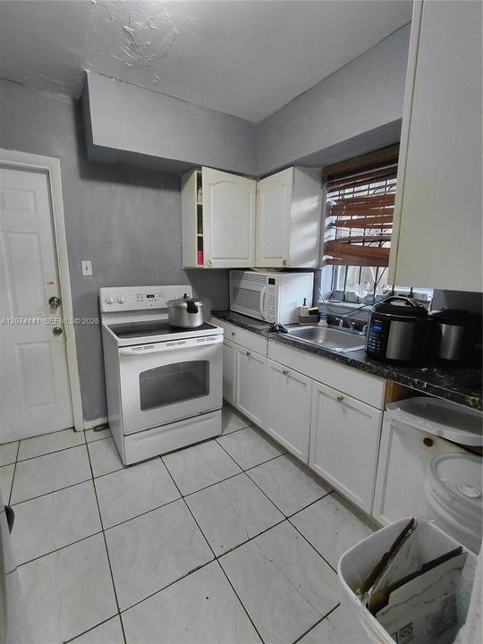 For Sale: $350,000 (3 beds, 1 baths, 985 Square Feet)