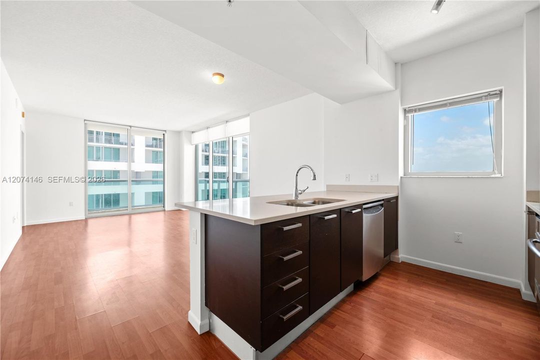 For Sale: $525,000 (2 beds, 2 baths, 1068 Square Feet)