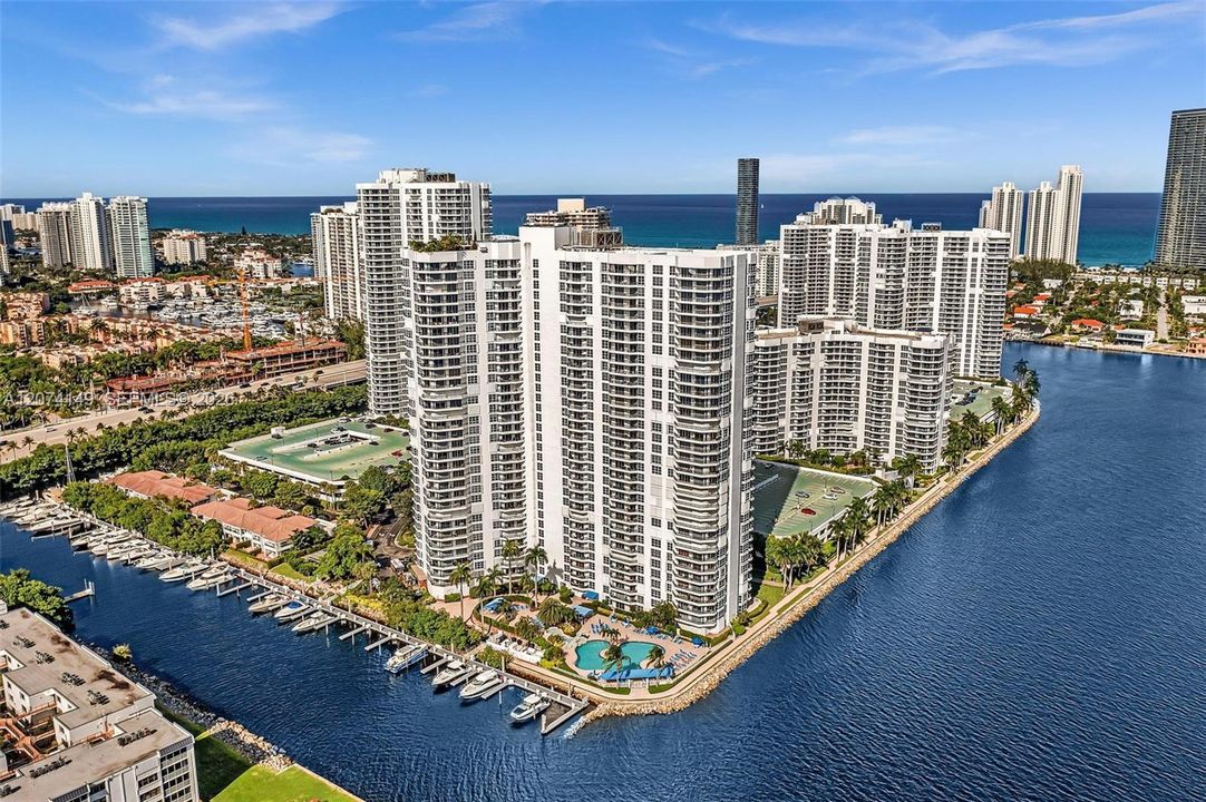 For Sale: $529,000 (2 beds, 2 baths, 1181 Square Feet)