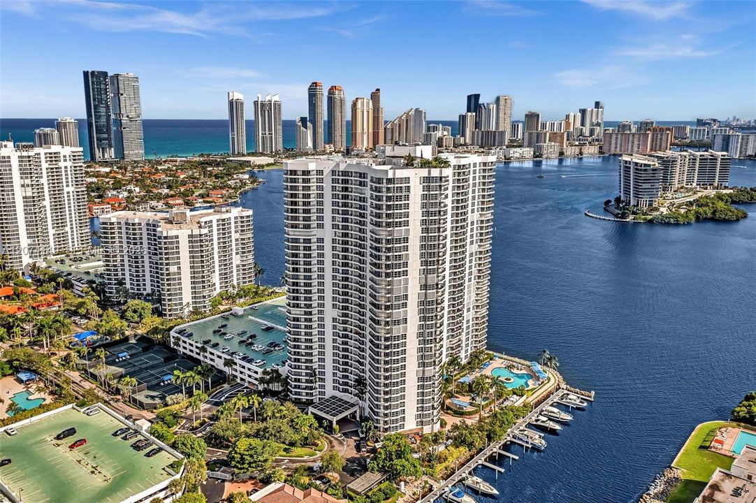 For Sale: $529,000 (2 beds, 2 baths, 1181 Square Feet)