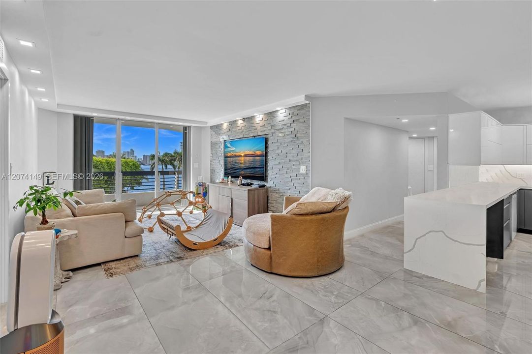 For Sale: $529,000 (2 beds, 2 baths, 1181 Square Feet)