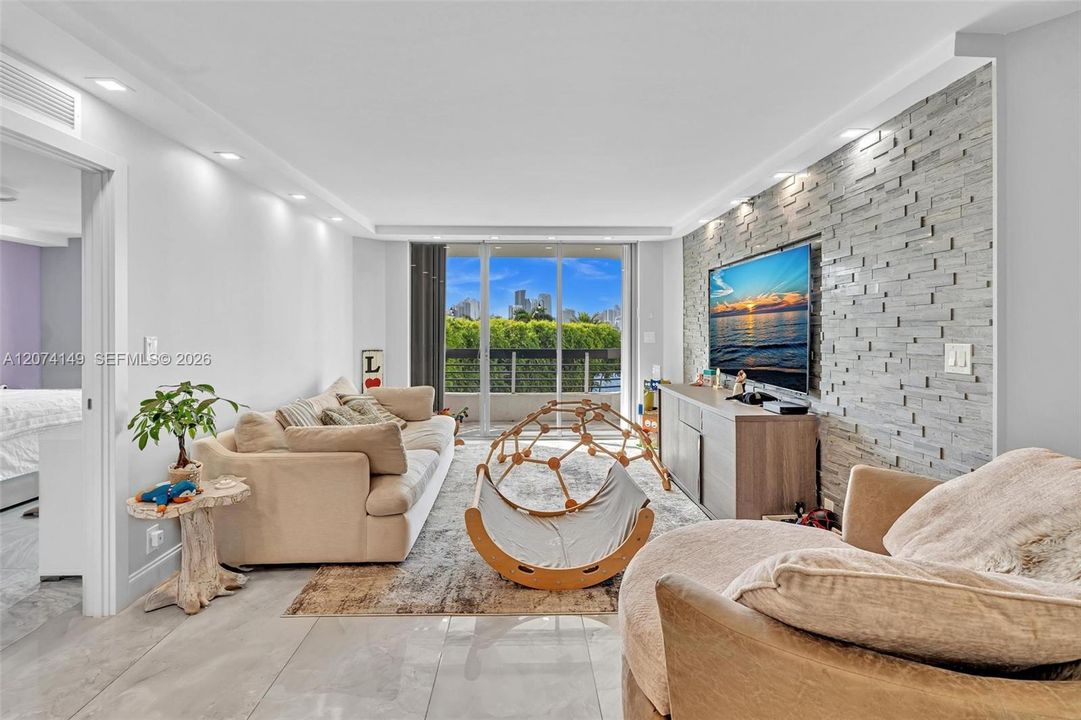 For Sale: $529,000 (2 beds, 2 baths, 1181 Square Feet)