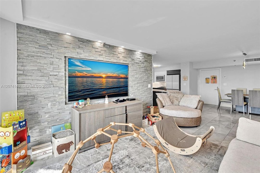 For Sale: $529,000 (2 beds, 2 baths, 1181 Square Feet)