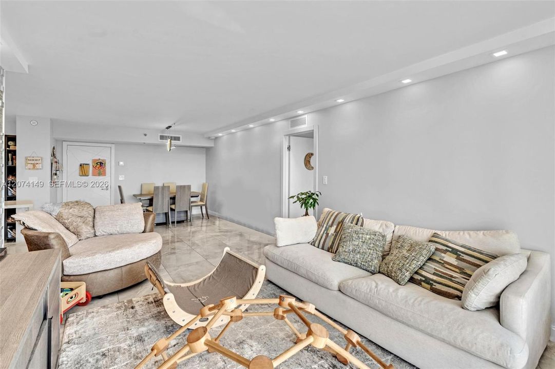 For Sale: $529,000 (2 beds, 2 baths, 1181 Square Feet)