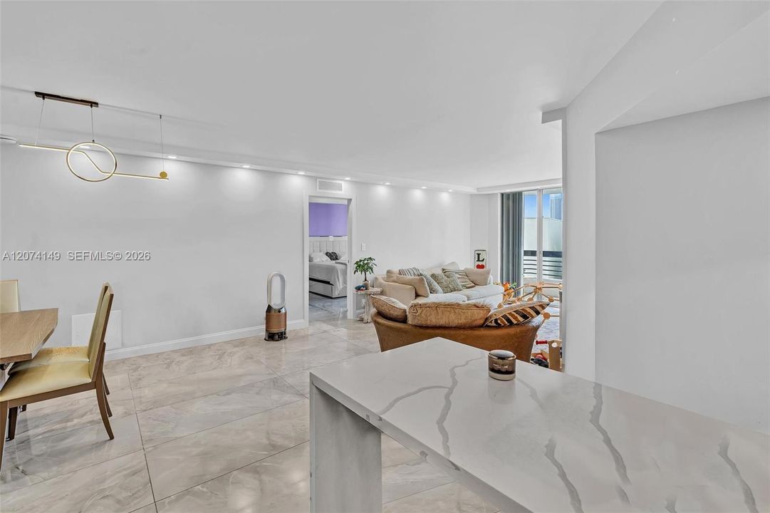 For Sale: $529,000 (2 beds, 2 baths, 1181 Square Feet)