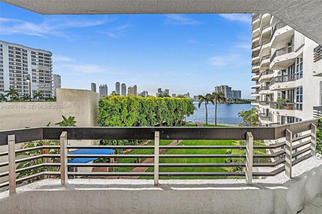 For Sale: $529,000 (2 beds, 2 baths, 1181 Square Feet)
