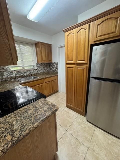 For Rent: $2,200 (2 beds, 1 baths, 940 Square Feet)