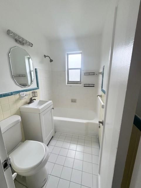 For Rent: $2,200 (2 beds, 1 baths, 940 Square Feet)