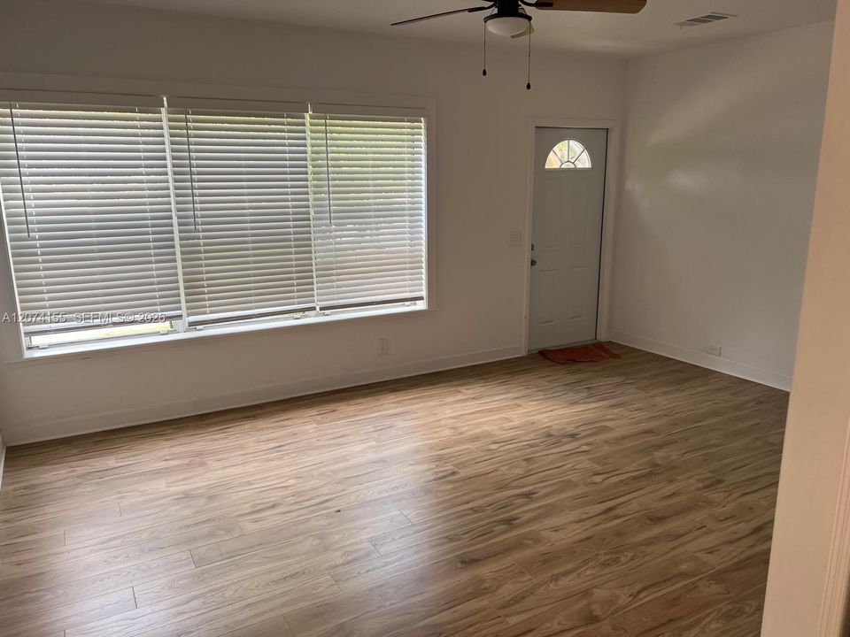 For Rent: $2,300 (2 beds, 1 baths, 1129 Square Feet)