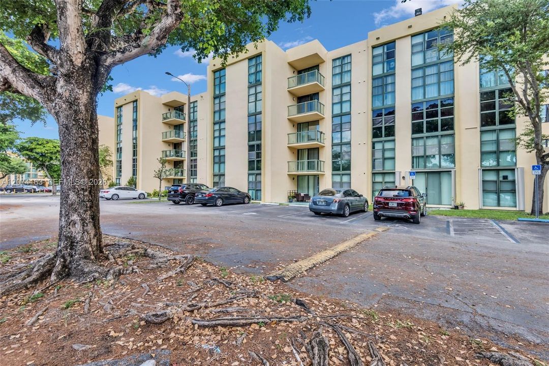 For Rent: $2,200 (2 beds, 2 baths, 898 Square Feet)