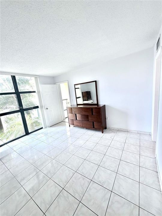 For Rent: $2,200 (2 beds, 2 baths, 898 Square Feet)