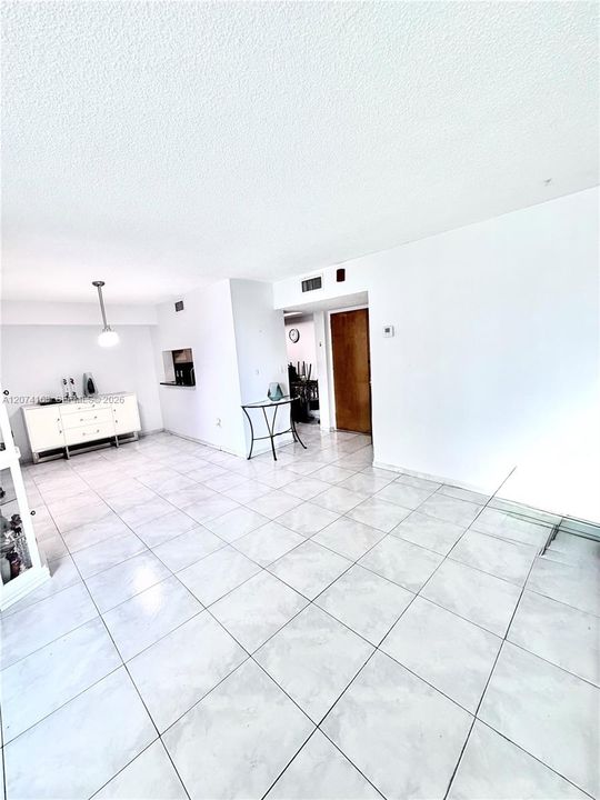 For Rent: $2,200 (2 beds, 2 baths, 898 Square Feet)