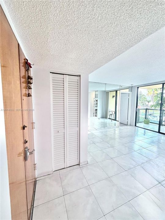 For Rent: $2,200 (2 beds, 2 baths, 898 Square Feet)
