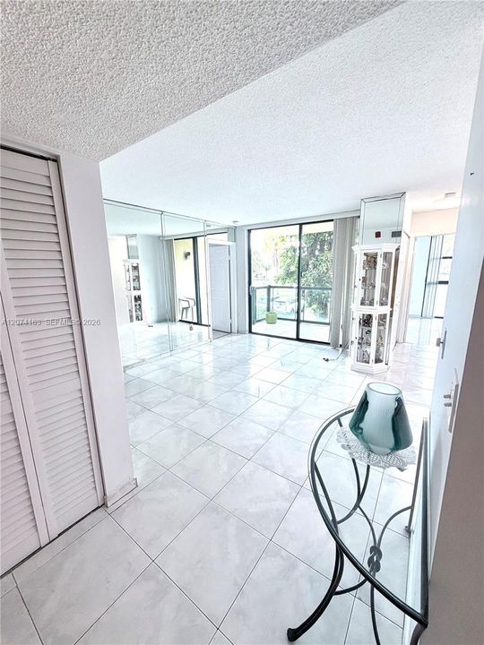 For Rent: $2,200 (2 beds, 2 baths, 898 Square Feet)