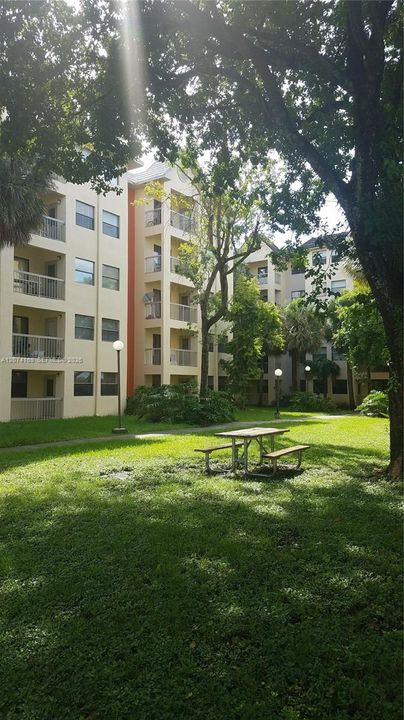 For Rent: $2,400 (2 beds, 2 baths, 992 Square Feet)