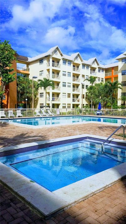 For Rent: $2,400 (2 beds, 2 baths, 992 Square Feet)