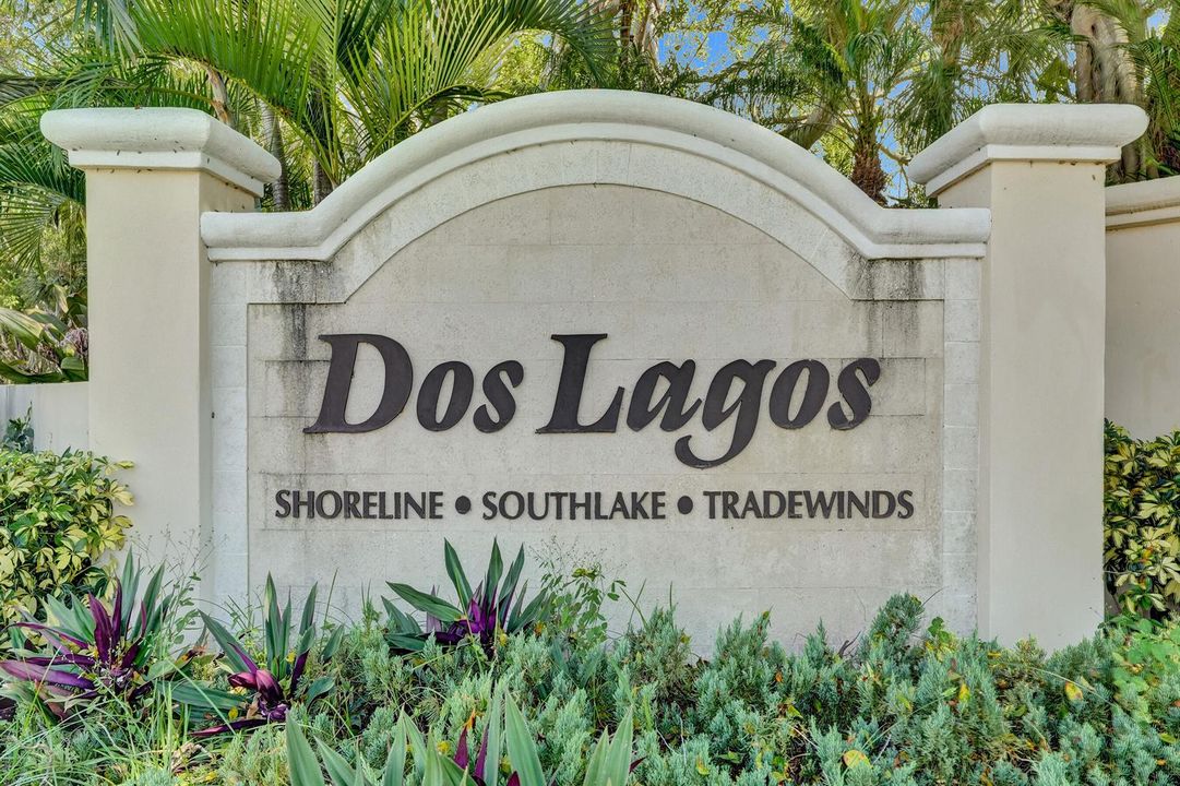 Dos Lagos Sign