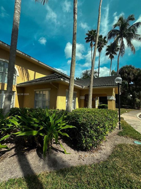 For Sale: $215,000 (2 beds, 2 baths, 1057 Square Feet)
