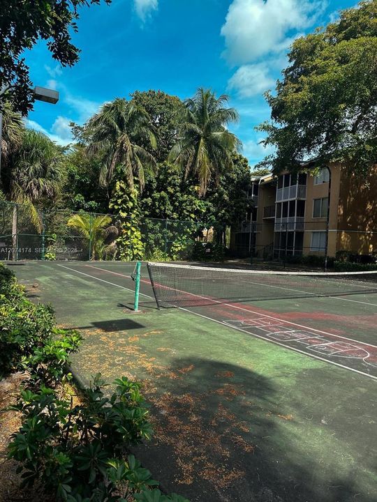 For Sale: $215,000 (2 beds, 2 baths, 1057 Square Feet)