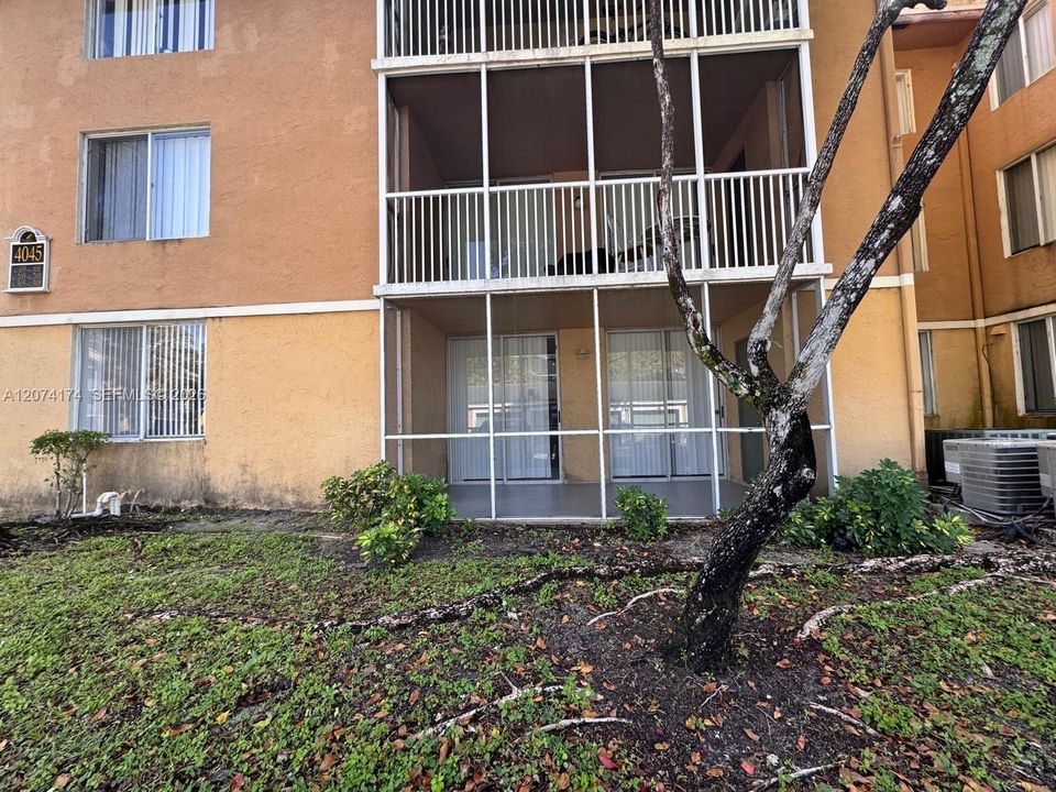 For Sale: $215,000 (2 beds, 2 baths, 1057 Square Feet)