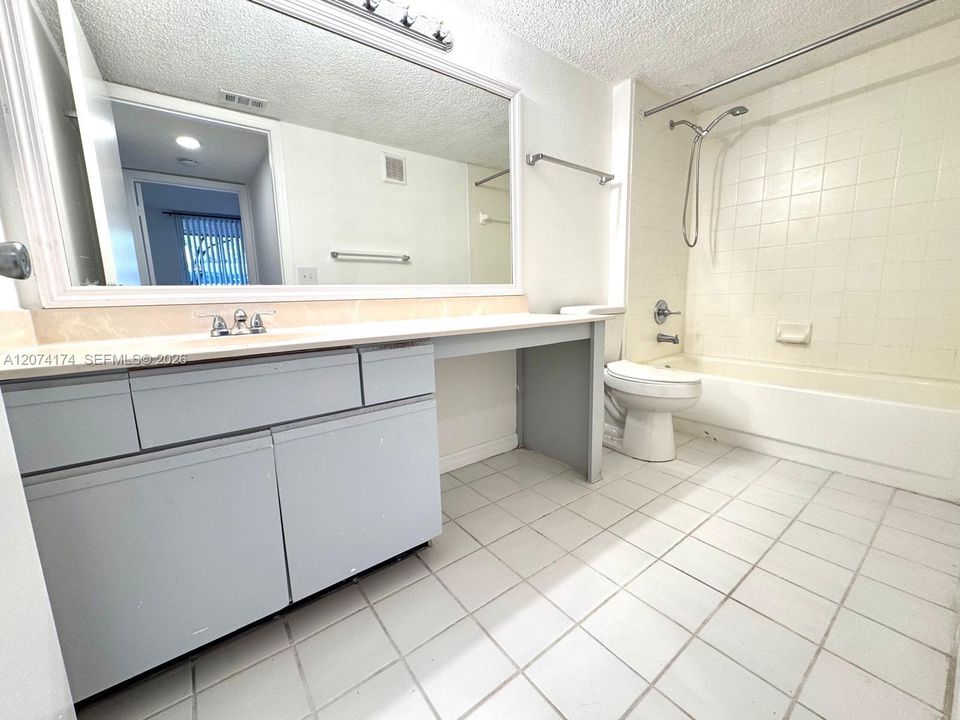 For Sale: $215,000 (2 beds, 2 baths, 1057 Square Feet)