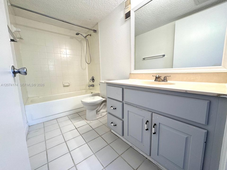 For Sale: $215,000 (2 beds, 2 baths, 1057 Square Feet)