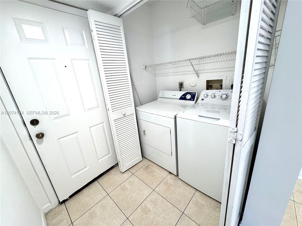 For Sale: $215,000 (2 beds, 2 baths, 1057 Square Feet)