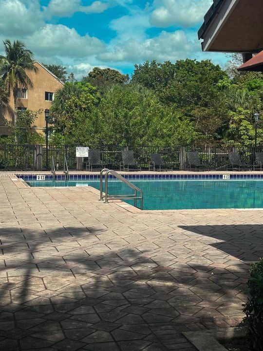 For Sale: $215,000 (2 beds, 2 baths, 1057 Square Feet)