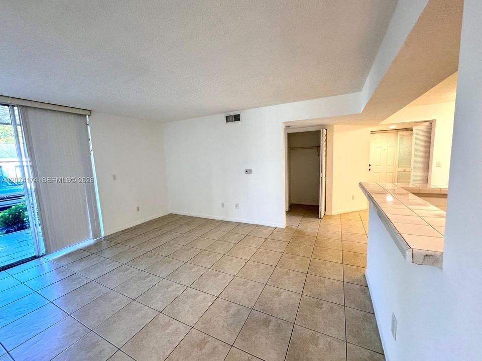 For Sale: $215,000 (2 beds, 2 baths, 1057 Square Feet)