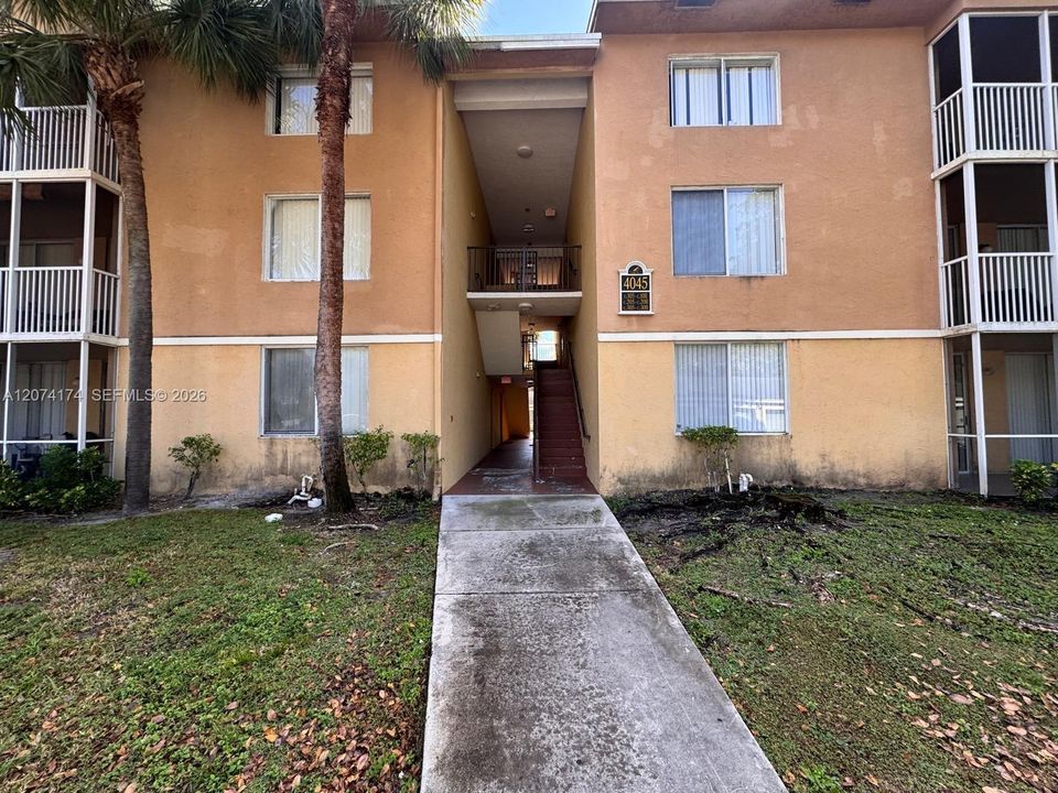 For Sale: $215,000 (2 beds, 2 baths, 1057 Square Feet)