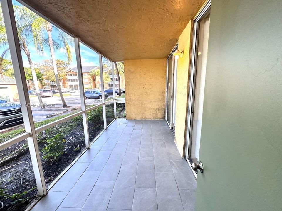 For Sale: $215,000 (2 beds, 2 baths, 1057 Square Feet)