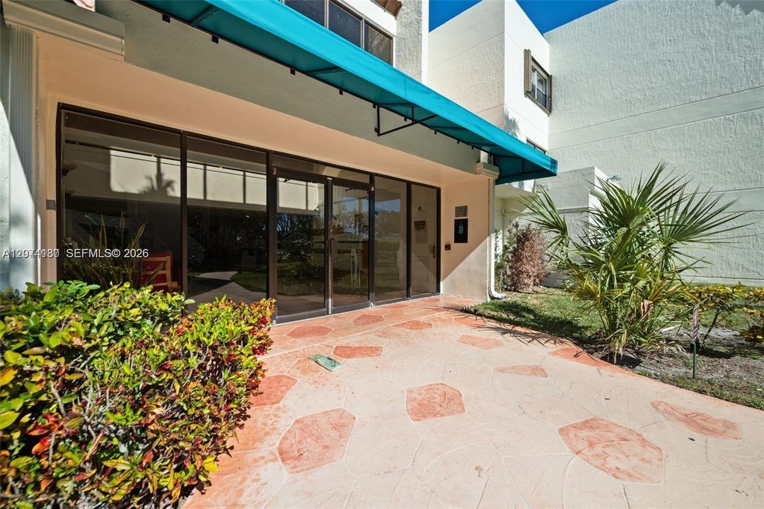 For Sale: $275,000 (2 beds, 2 baths, 1106 Square Feet)
