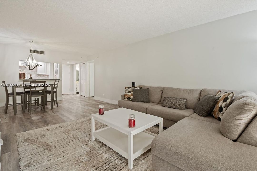 For Sale: $275,000 (2 beds, 2 baths, 1106 Square Feet)