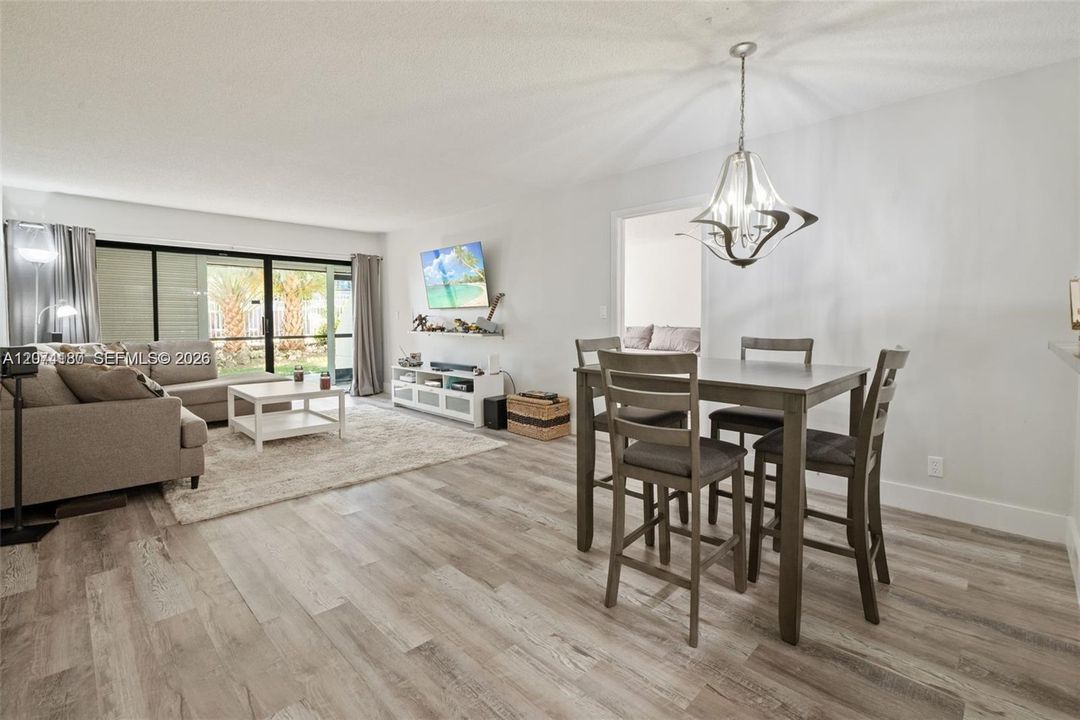 For Sale: $275,000 (2 beds, 2 baths, 1106 Square Feet)