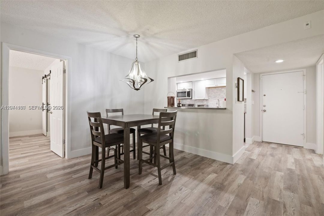 For Sale: $275,000 (2 beds, 2 baths, 1106 Square Feet)