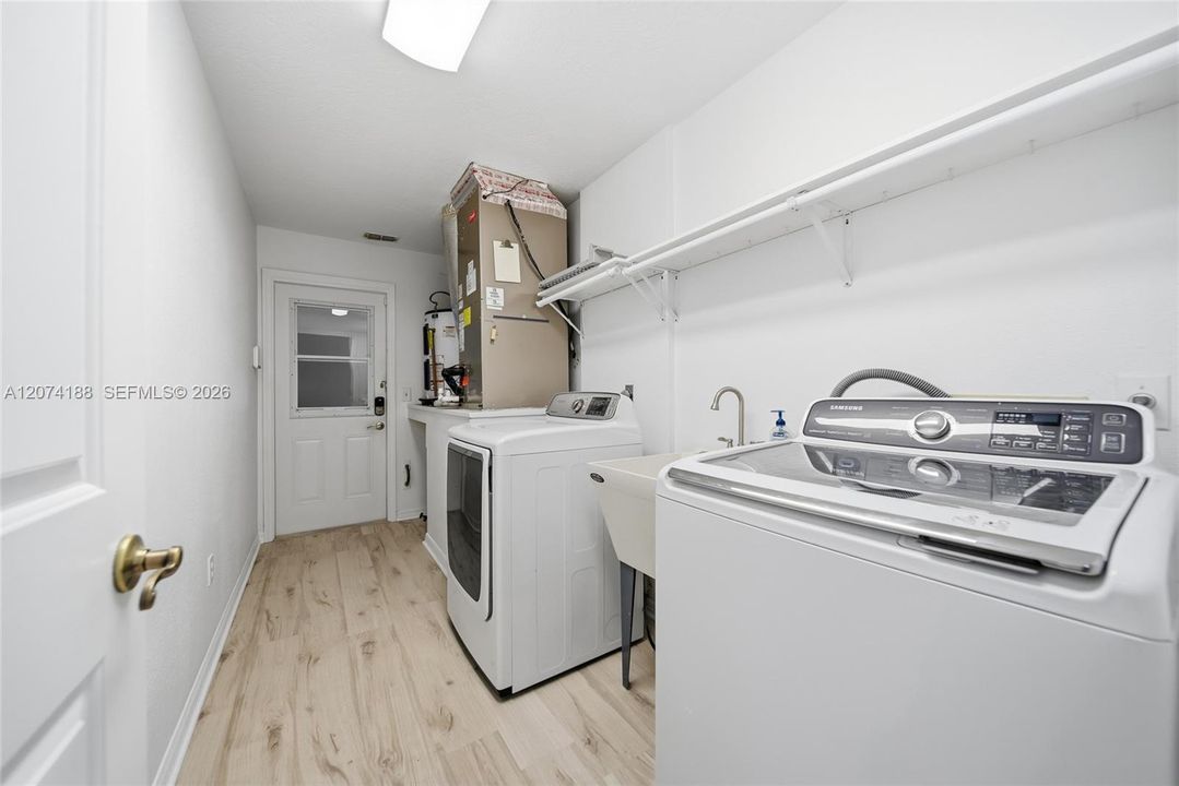 En Venta: $1,000,000 (3 camas, 2 baños, 2413 Pies cuadrados)