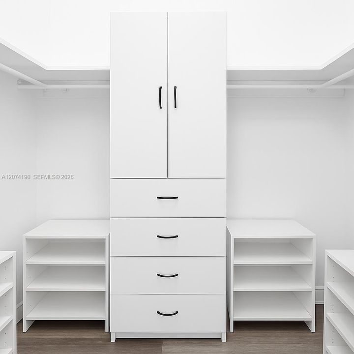 Main bedroom walkin closet